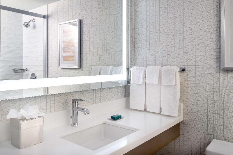 DoubleTree by Hilton Hotel Chicago North Shore 3