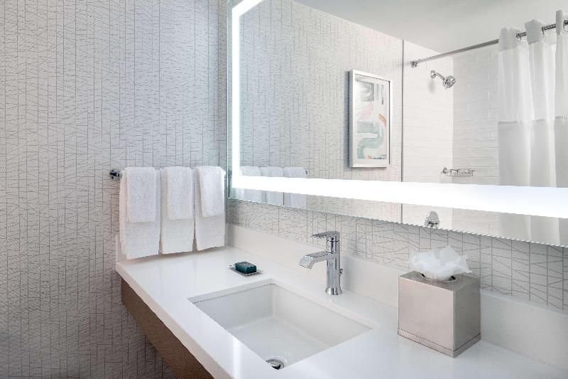 DoubleTree by Hilton Hotel Chicago North Shore 2