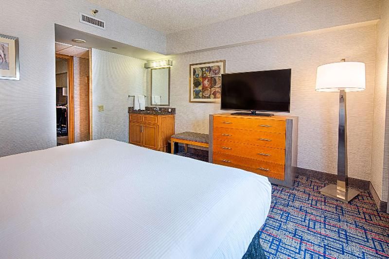 Embassy Suites by Hilton Chicago O'Hare Rosemont 2