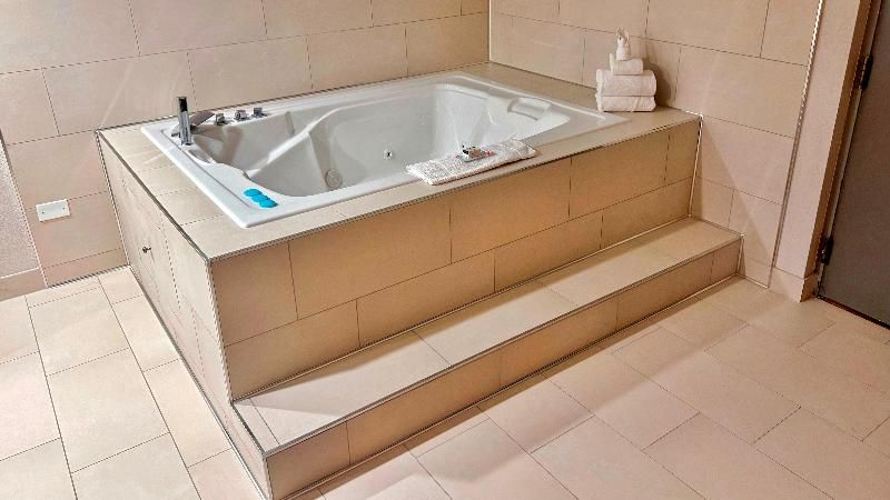 Holiday Inn Express Chicago-Downers Grove 3