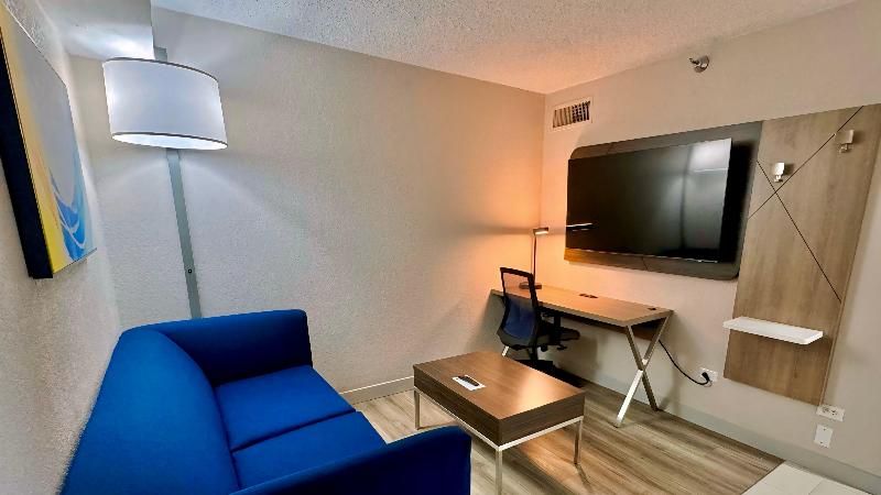 Holiday Inn Express Chicago-Downers Grove 2