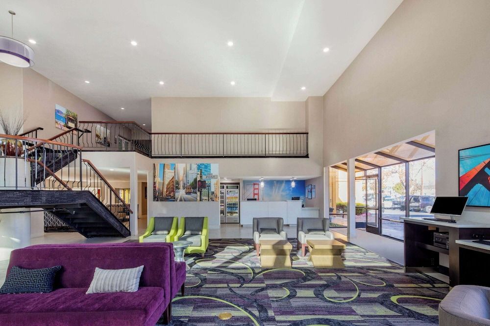 La Quinta Inn & Suites by Wyndham Oakland - Hayward 2