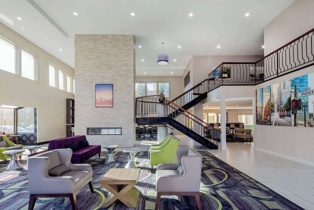 La Quinta Inn & Suites by Wyndham Oakland - Hayward 3