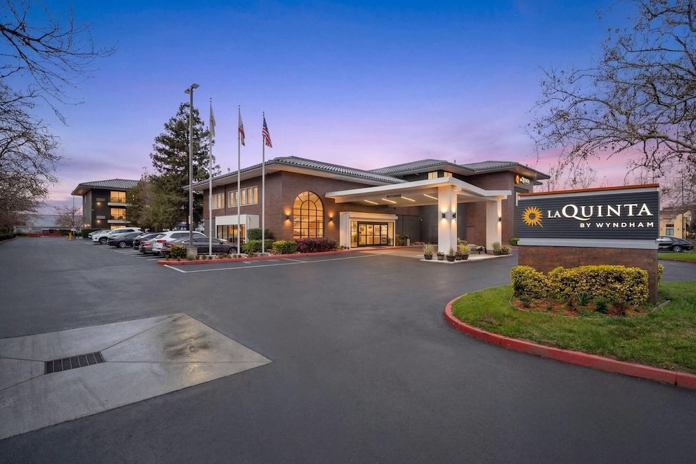 La Quinta Inn & Suites by Wyndham Oakland - Hayward 1