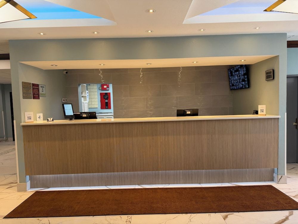 Hilltop Inn & Suites 3
