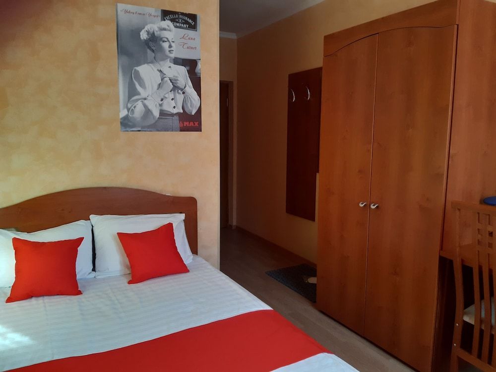 MaxRooms Volga Hollywood 3