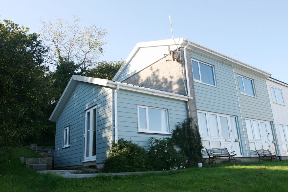 Freshwater Bay Holiday Chalets 2