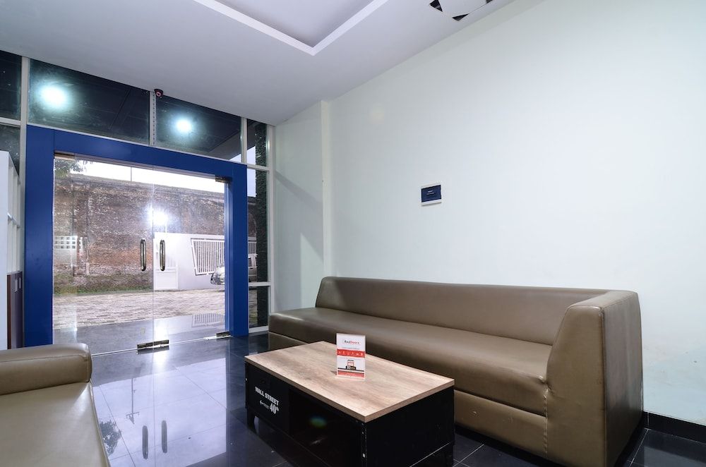 RedDoorz near Museum Keraton Surakarta 3