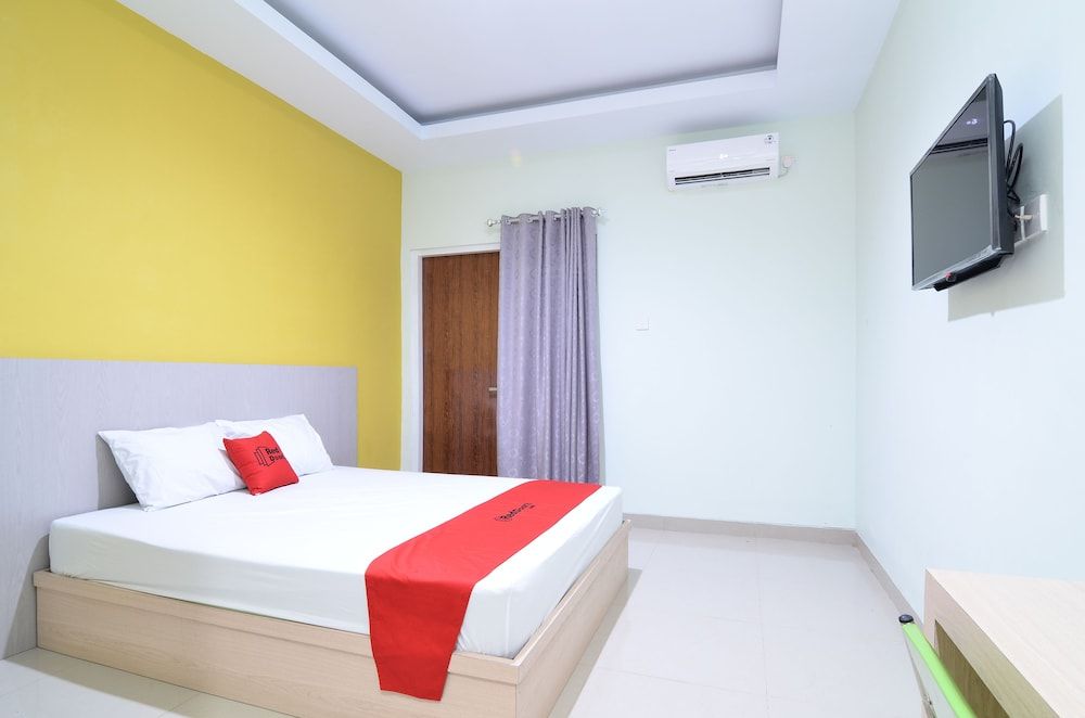 RedDoorz near Museum Keraton Surakarta 1