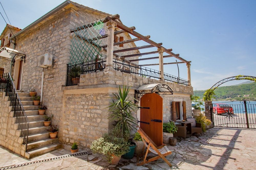 Apartments Villa Serventi 4 estrelas em Tivat