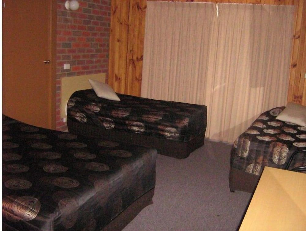 Country Road Motel 3