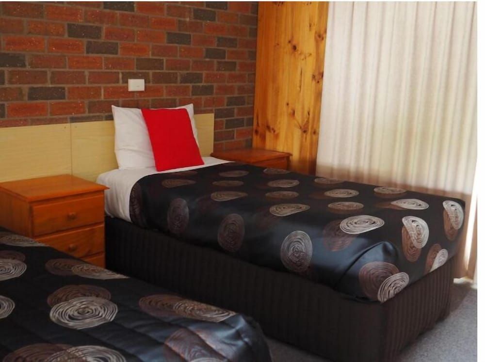 Country Road Motel 2