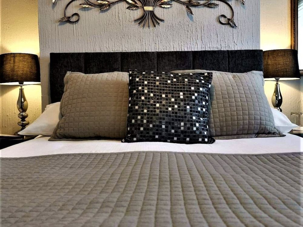 The Horseshoe and Castle 3