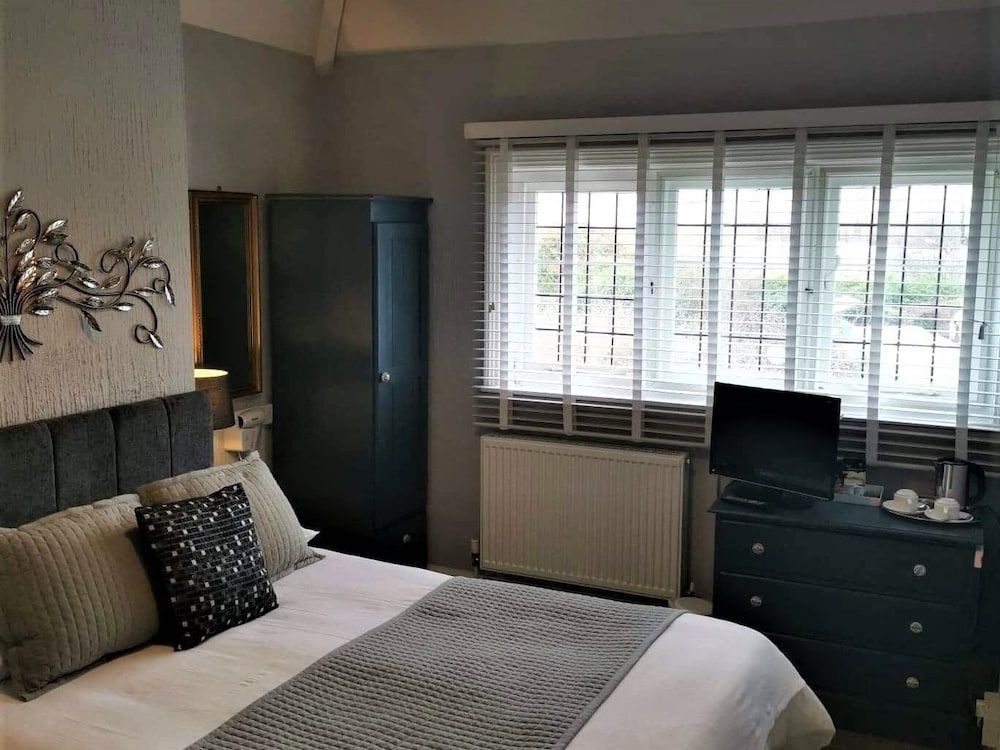 The Horseshoe and Castle 2