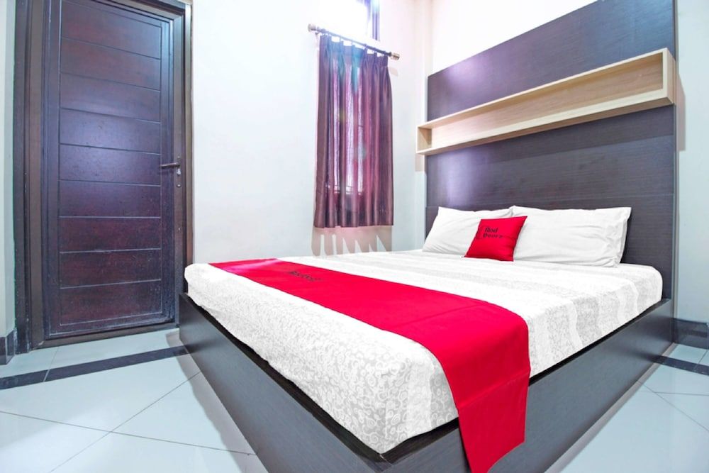 RedDoorz Plus near Isola UPI 1