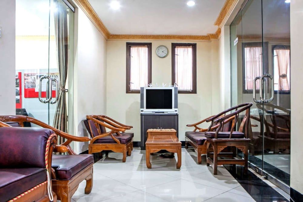 RedDoorz Plus near Isola UPI 3