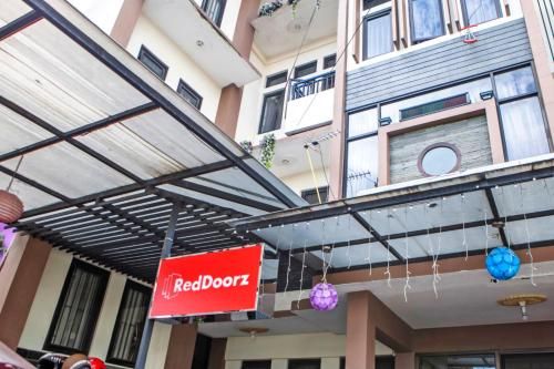 RedDoorz Plus near Isola UPI 3