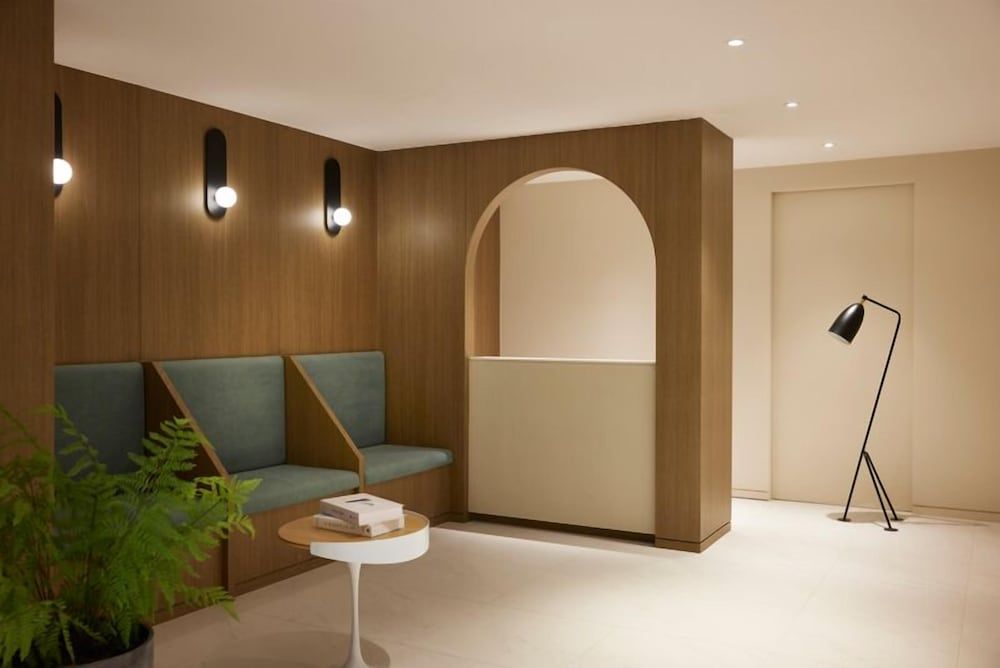 The Connoisseur Residence Hotel 2
