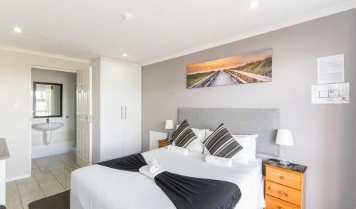 Phoenix Lodge and Waterside Accommodation 2