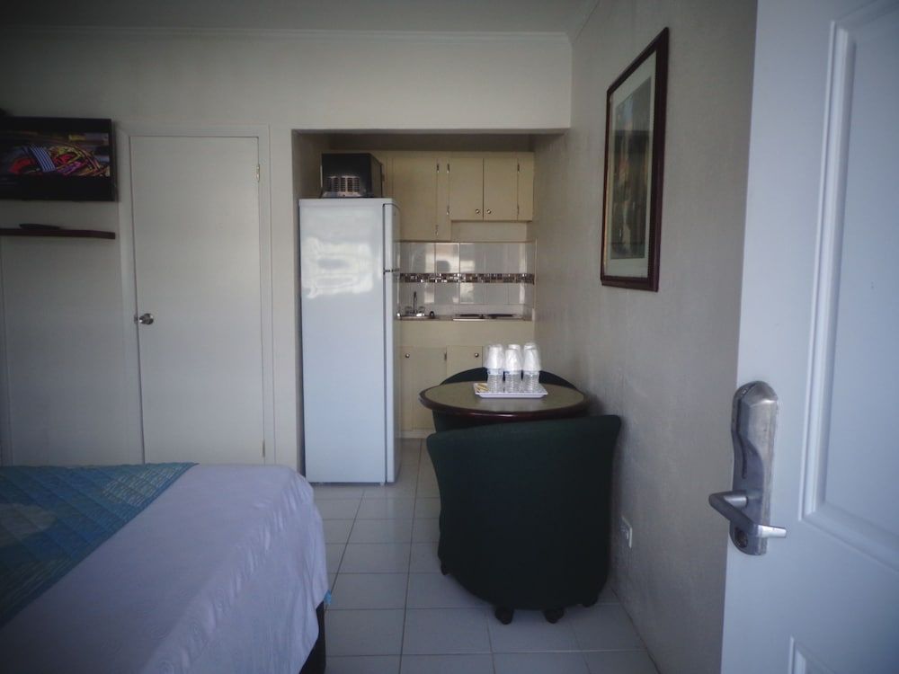 The Colony Club Inn & Suites 3