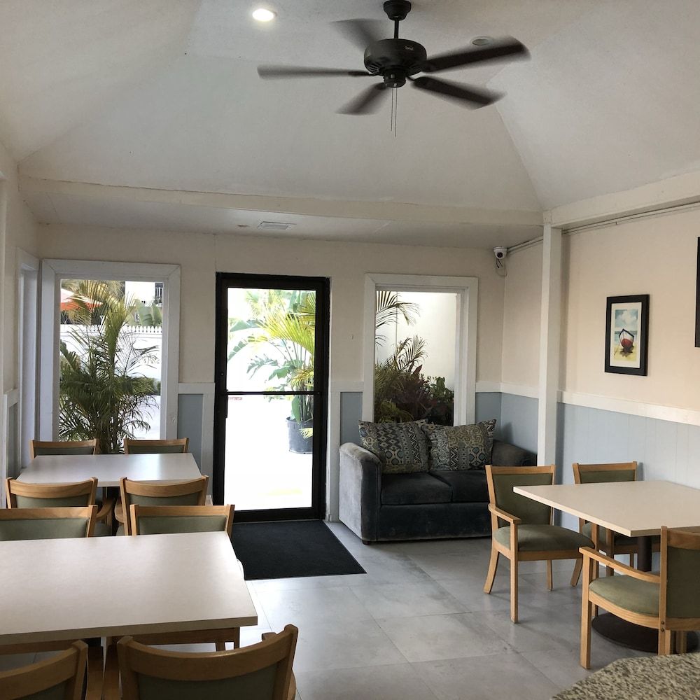 The Colony Club Inn & Suites 2