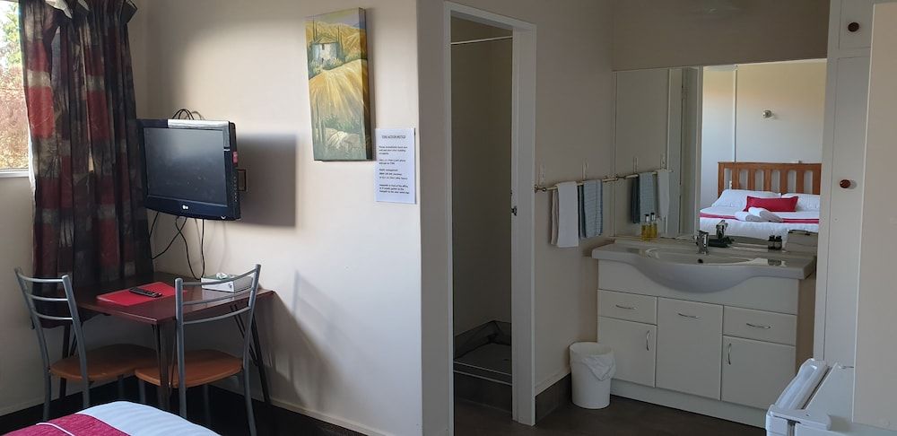 Commodore Motor Lodge 2