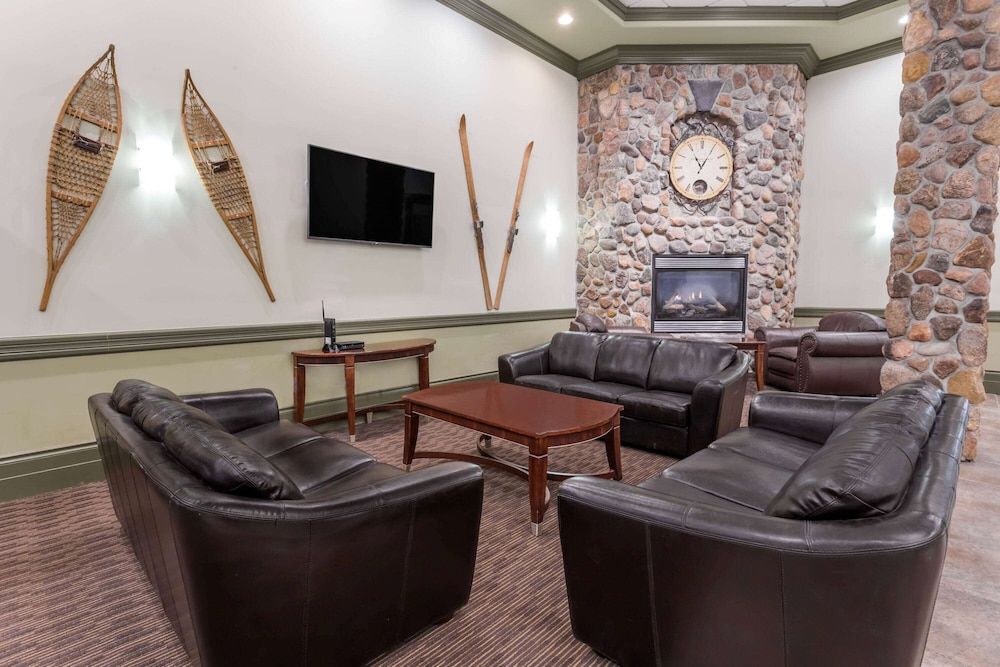 Ramada by Wyndham Hinton 2