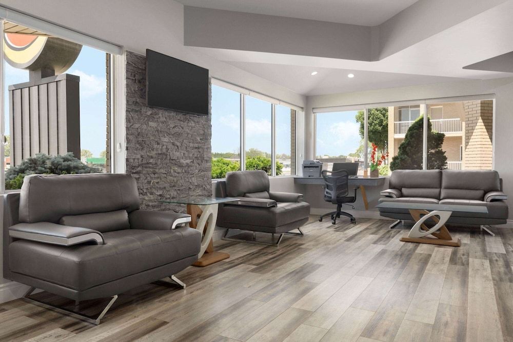 Super 8 by Wyndham Windsor/Dougall 2