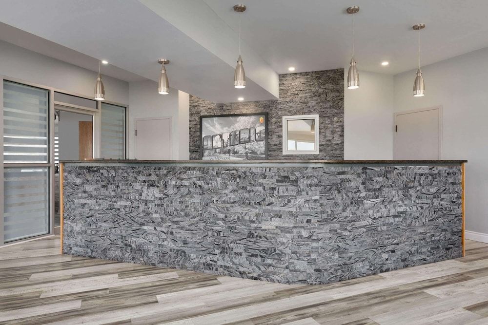 Super 8 by Wyndham Windsor/Dougall 3