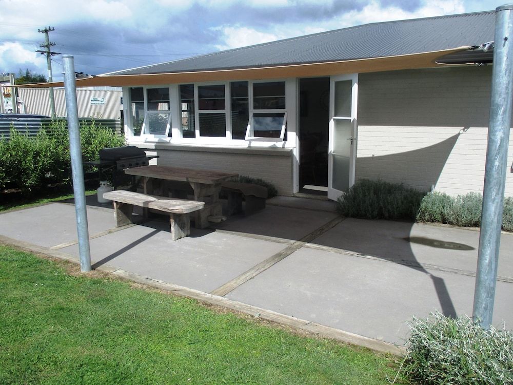 Fat Owl Motel, Bar & Eatery