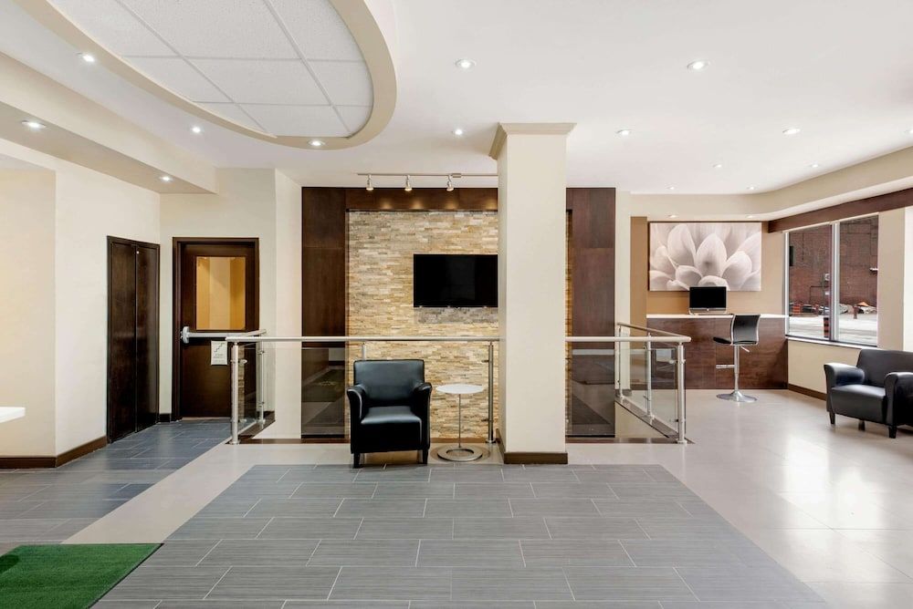 La Quinta Inn & Suites by Wyndham Oshawa 3