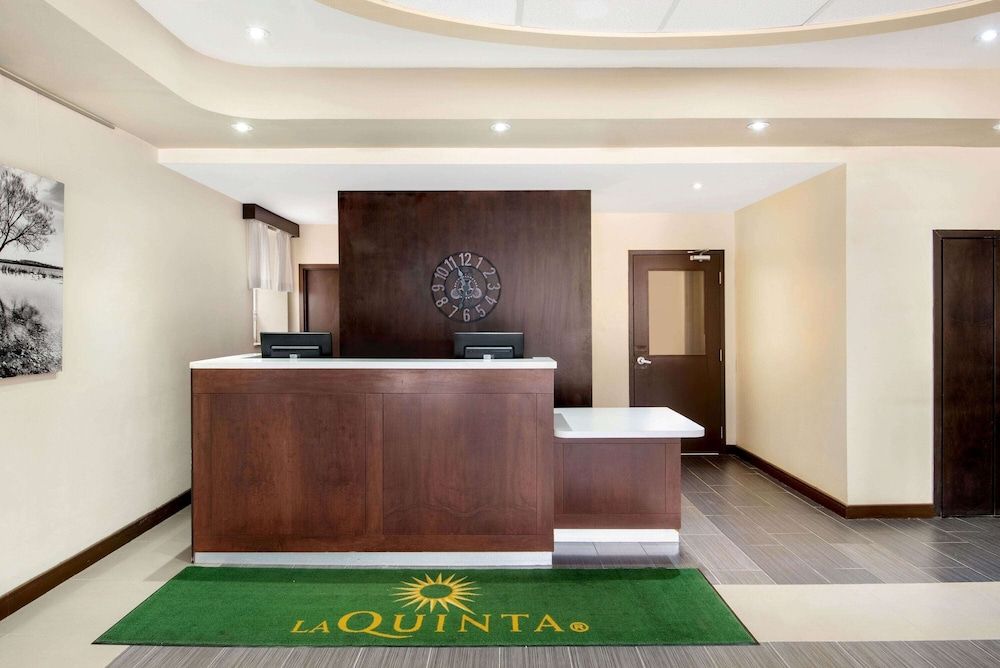 La Quinta Inn & Suites by Wyndham Oshawa 2
