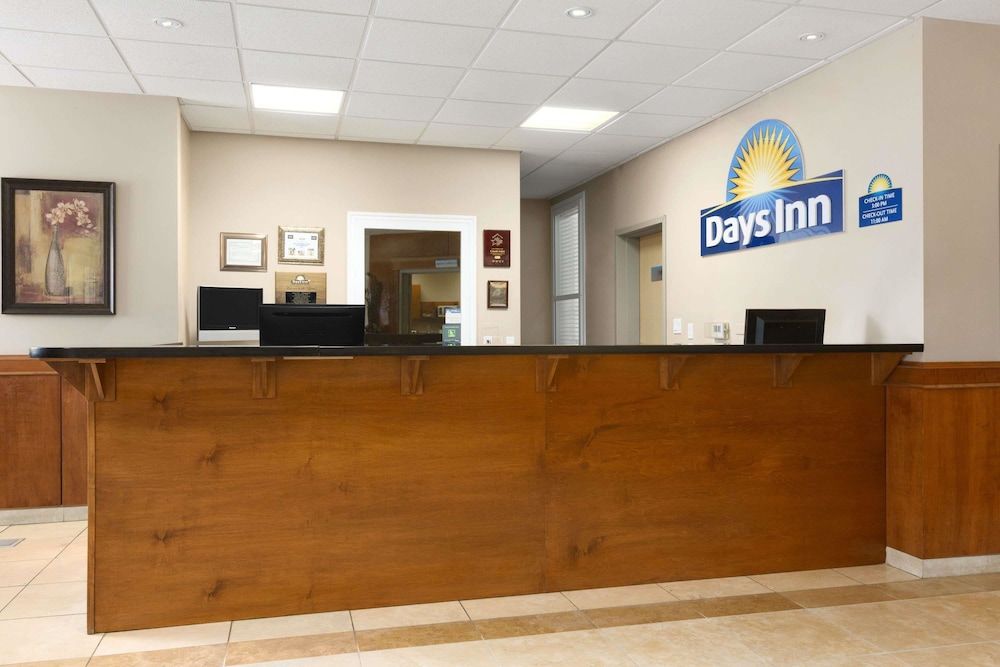 Days Inn by Wyndham Chetwynd 2