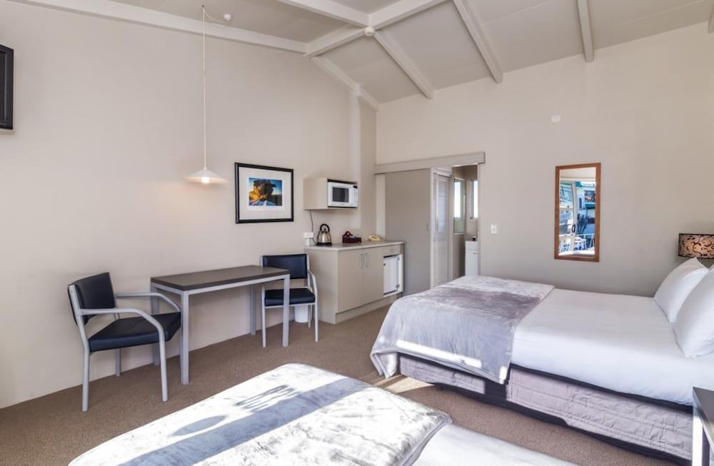 Twin Peaks Lakeside Inn 2