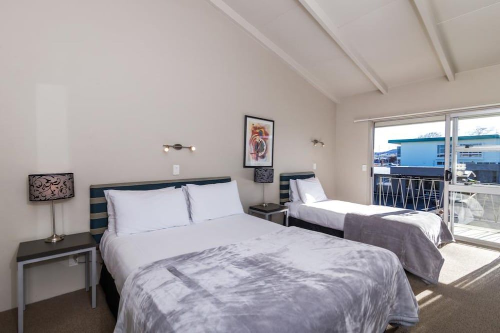 Twin Peaks Lakeside Inn 3