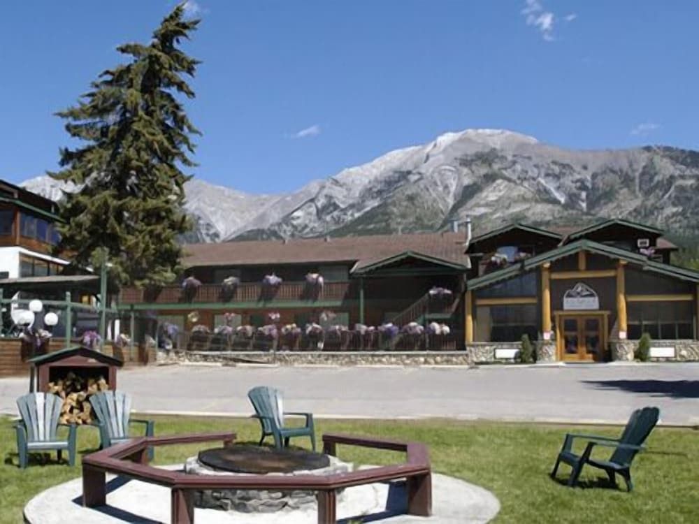 Rundle Mountain Lodge 1