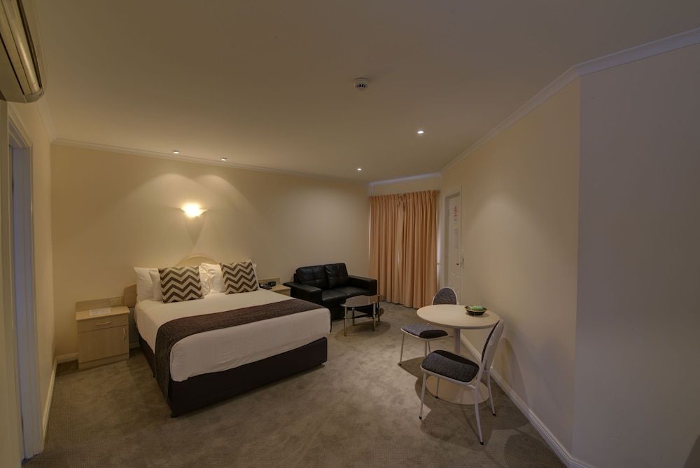 Charles Rasp Motor Inn & Cottages 3