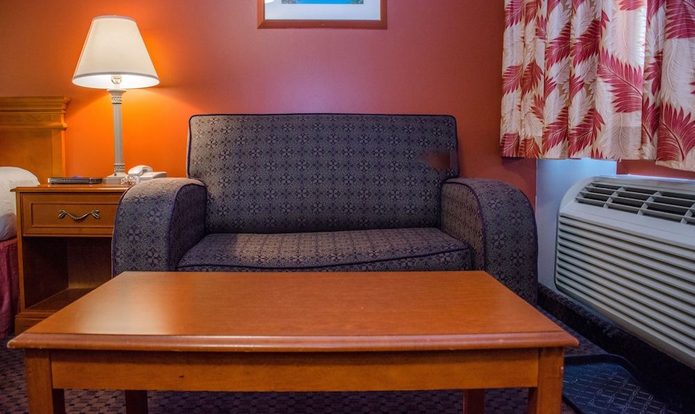 Ramada by Wyndham Medicine Hat 3