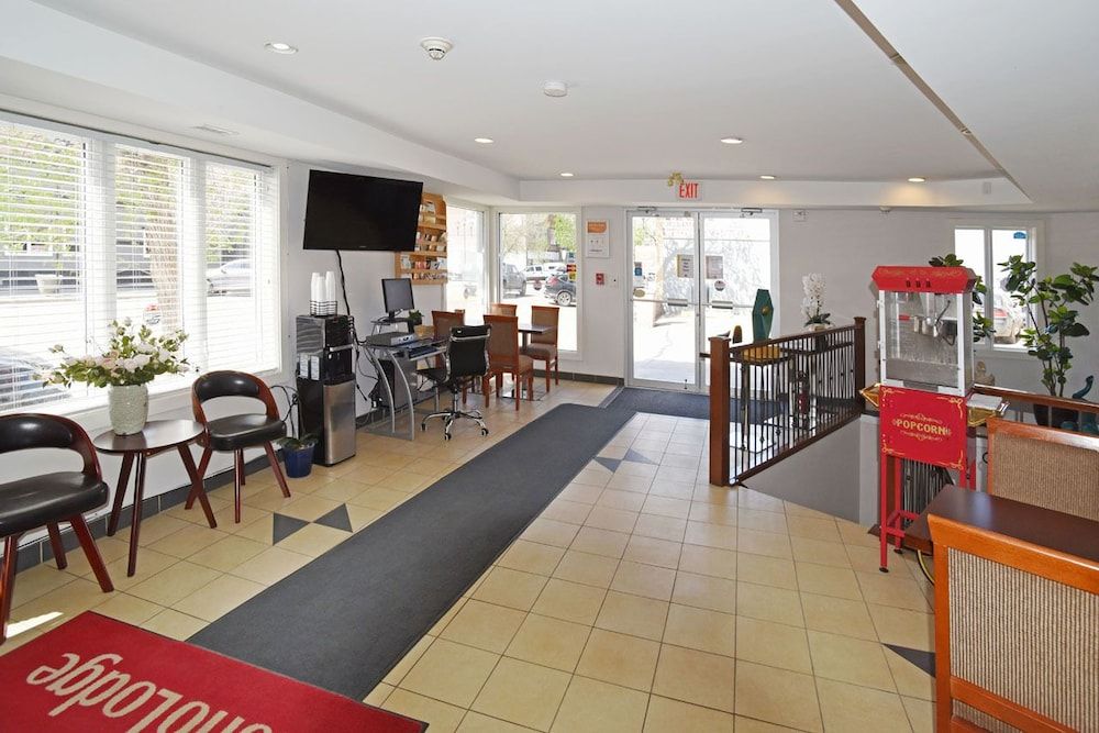 Econo Lodge Inn & Suites 2