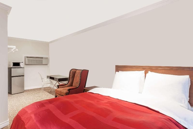 Knights Inn Kingston 3