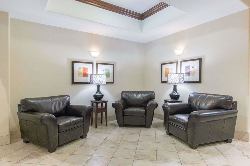 Ramada by Wyndham Wainwright 3