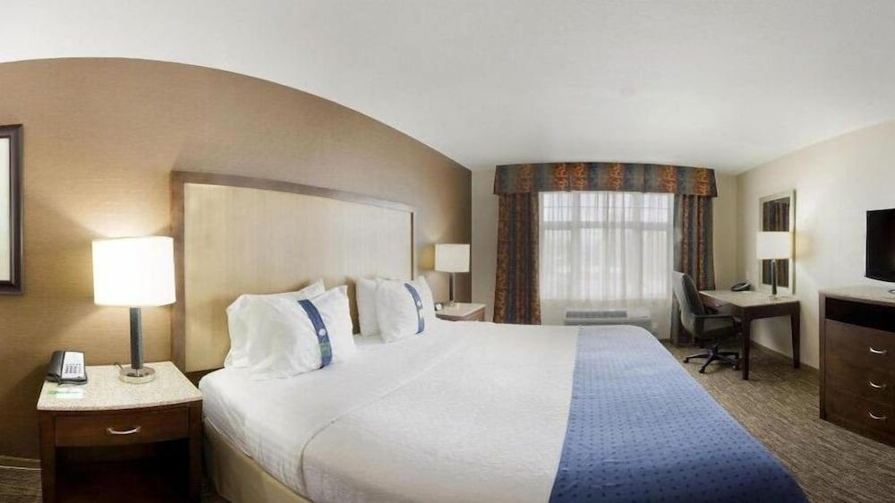 Holiday Inn Hotel & Suites Surrey East Cloverdale, an IHG Hotel 2