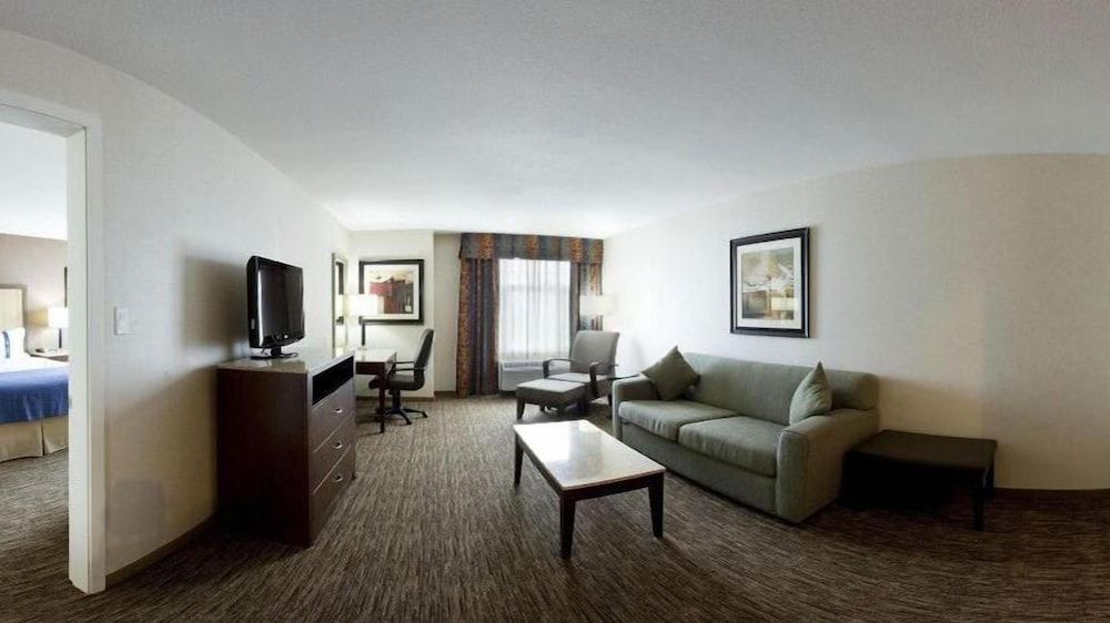 Holiday Inn Hotel & Suites Surrey East Cloverdale, an IHG Hotel 3