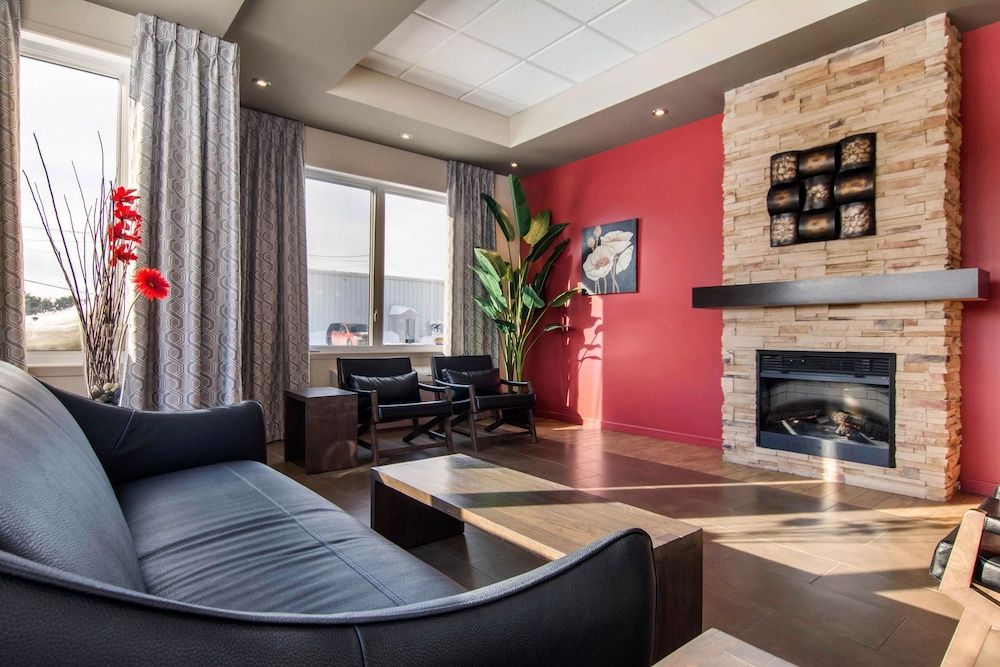 Econo Lodge Inn & Suites 2