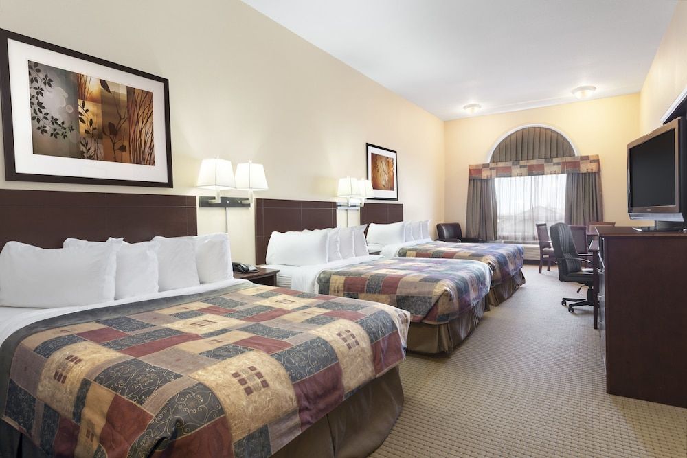 Ramada by Wyndham High River 3