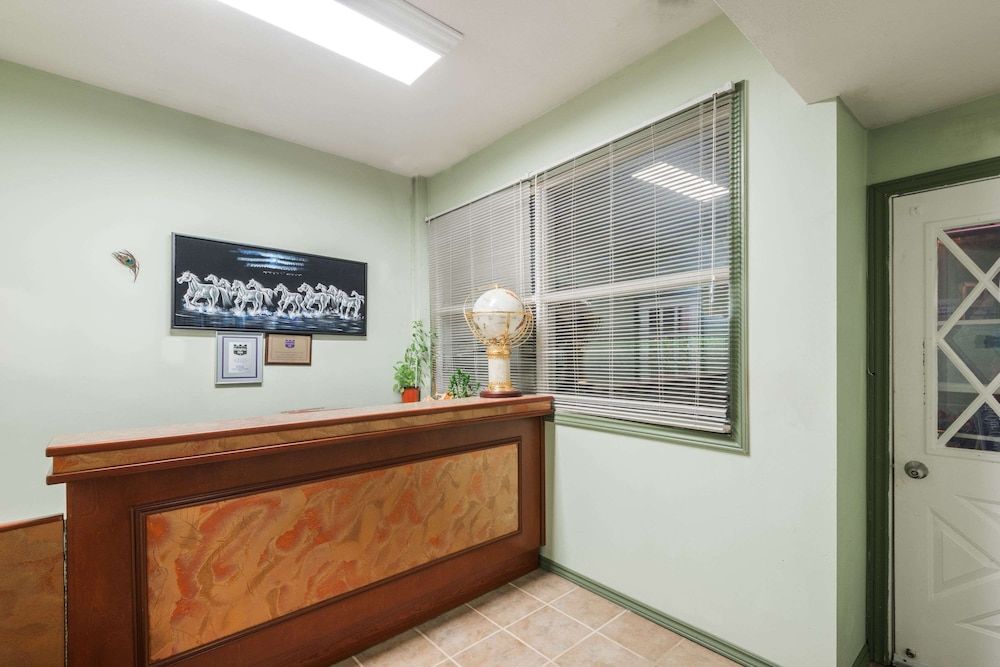 Knights Inn Bracebridge 2