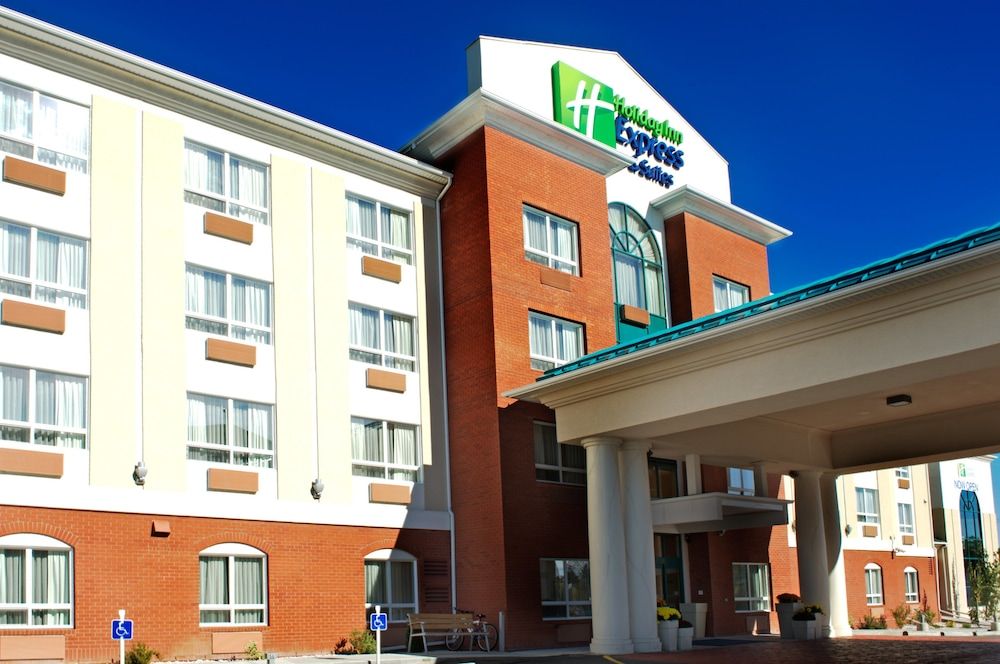 Holiday Inn Express Hotel & Suites Edson, an IHG Hotel 1