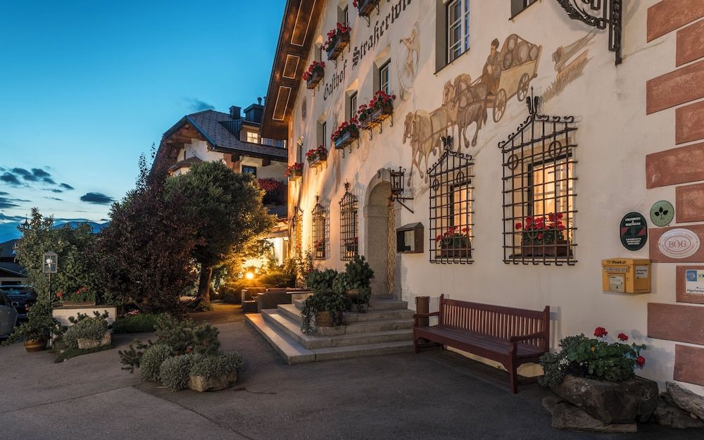 Hotel Strasserwirt - Herrenansitz zu Tirol 4 estrelas em Strassen