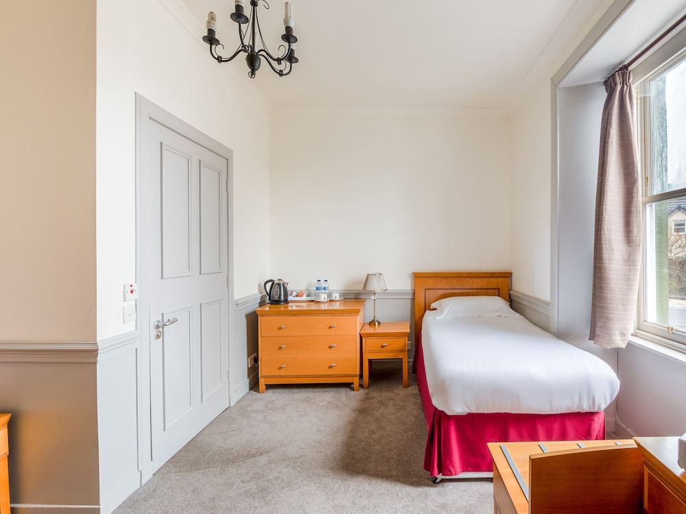 OYO Clovenfords Hotel 2