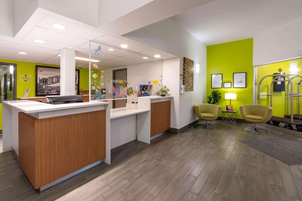 Super 8 by Wyndham Winnipeg West 2